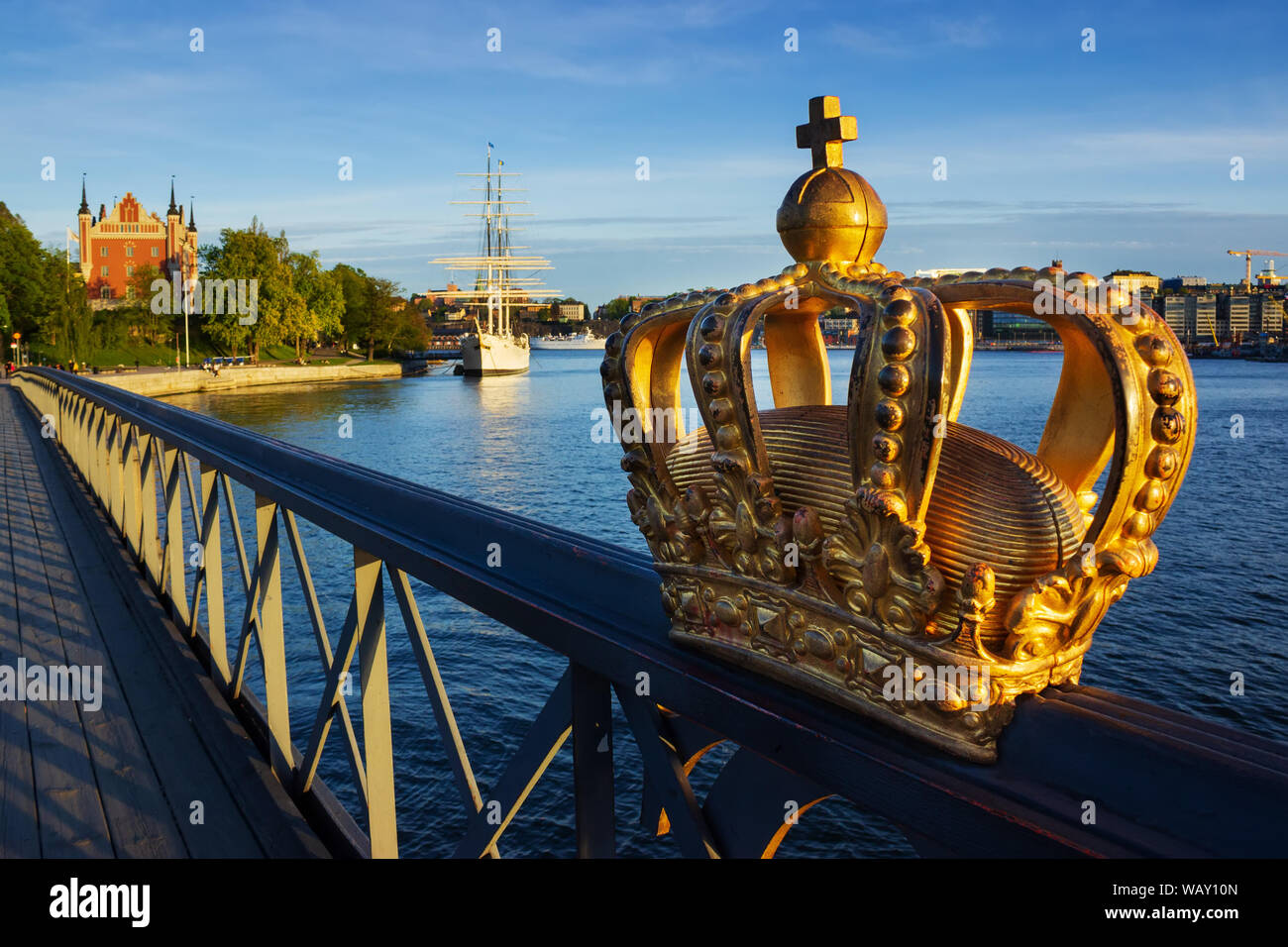 Keppsholmsbron «' pont en fer forgé avec couronne royale et Skeppsholmen AF Chapman's youth hotel navire ancré sur l'île. Stockholm, Suède. Banque D'Images