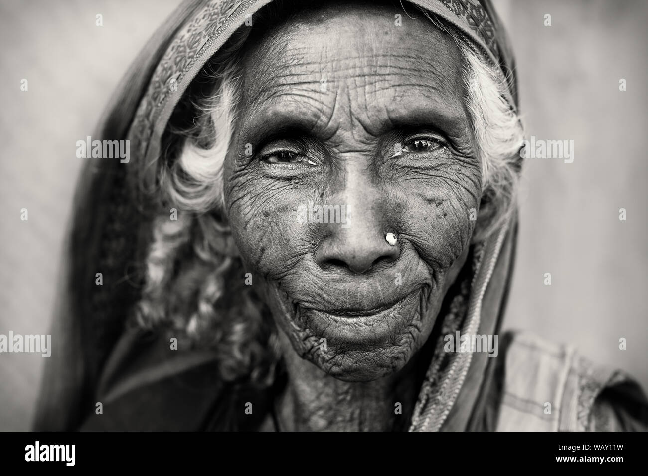 Personnes âgées marché musulman femme de Barisal, Bangladesh Banque D'Images