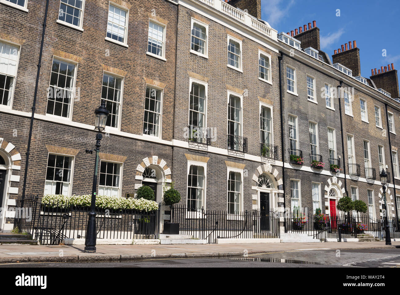 Résidence victorienne de luxe géorgien trois histoires de maisons de ville dans la zone exclusive de Bloomsbury, au centre de Londres. Banque D'Images