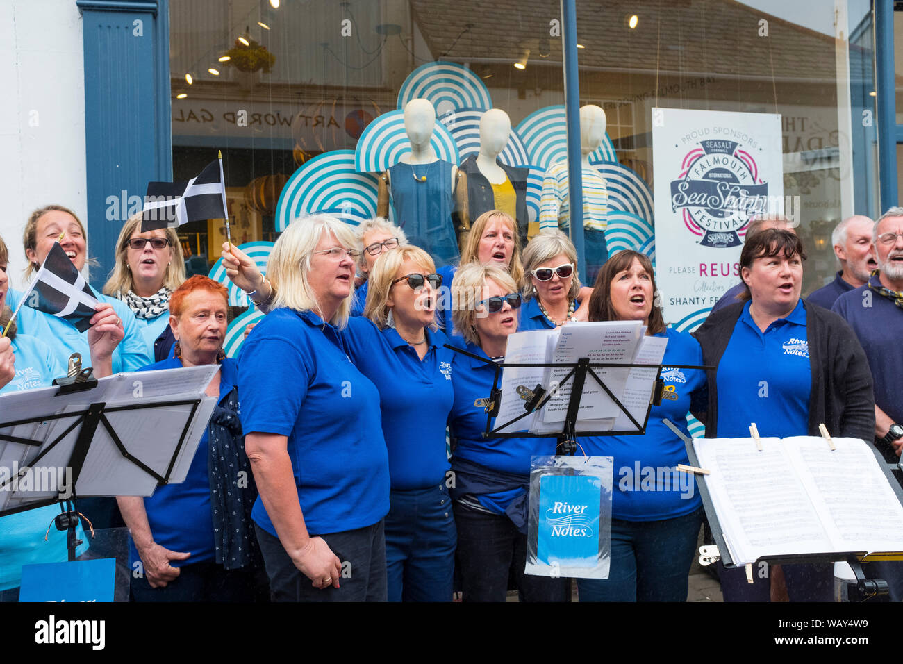 La rivière Notes Choir chœur chantant dans la rue à Falmouth, Cornwall au cours de l'assemblée annuelle Festival du chant de marin, England, UK Banque D'Images La rivière Notes Choir chœur chantant dans la rue à Falmouth, Cornwall au cours de l'assemblée annuelle Festival du chant de marin, England, UK Banque D'Images