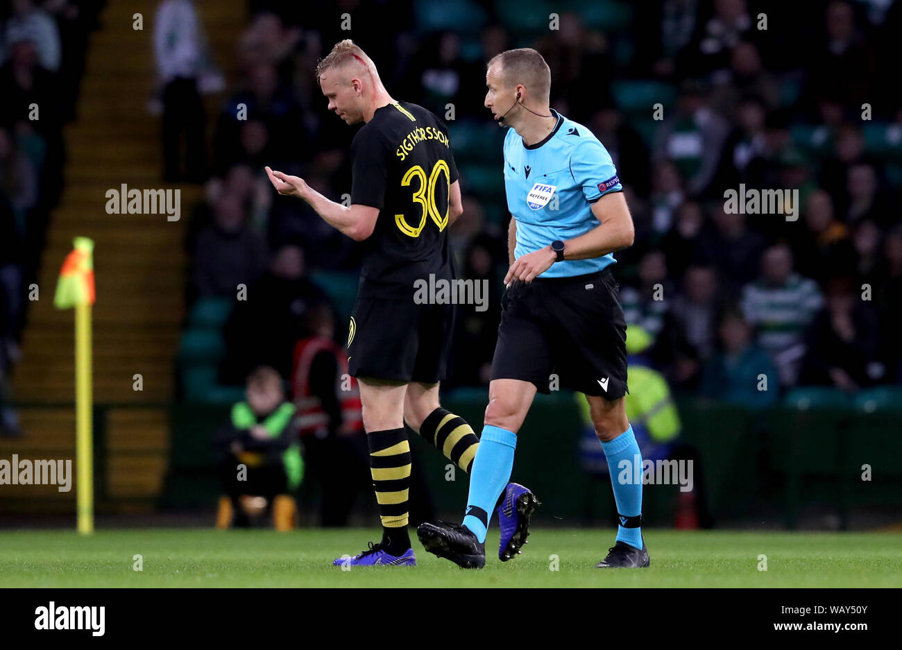 Kolbeinn Sigthorsson AIK's réagit après avoir coupé l'arrière de sa tête au cours de l'UEFA Europa League play-off première jambe match au Celtic Park, Glasgow. Banque D'Images