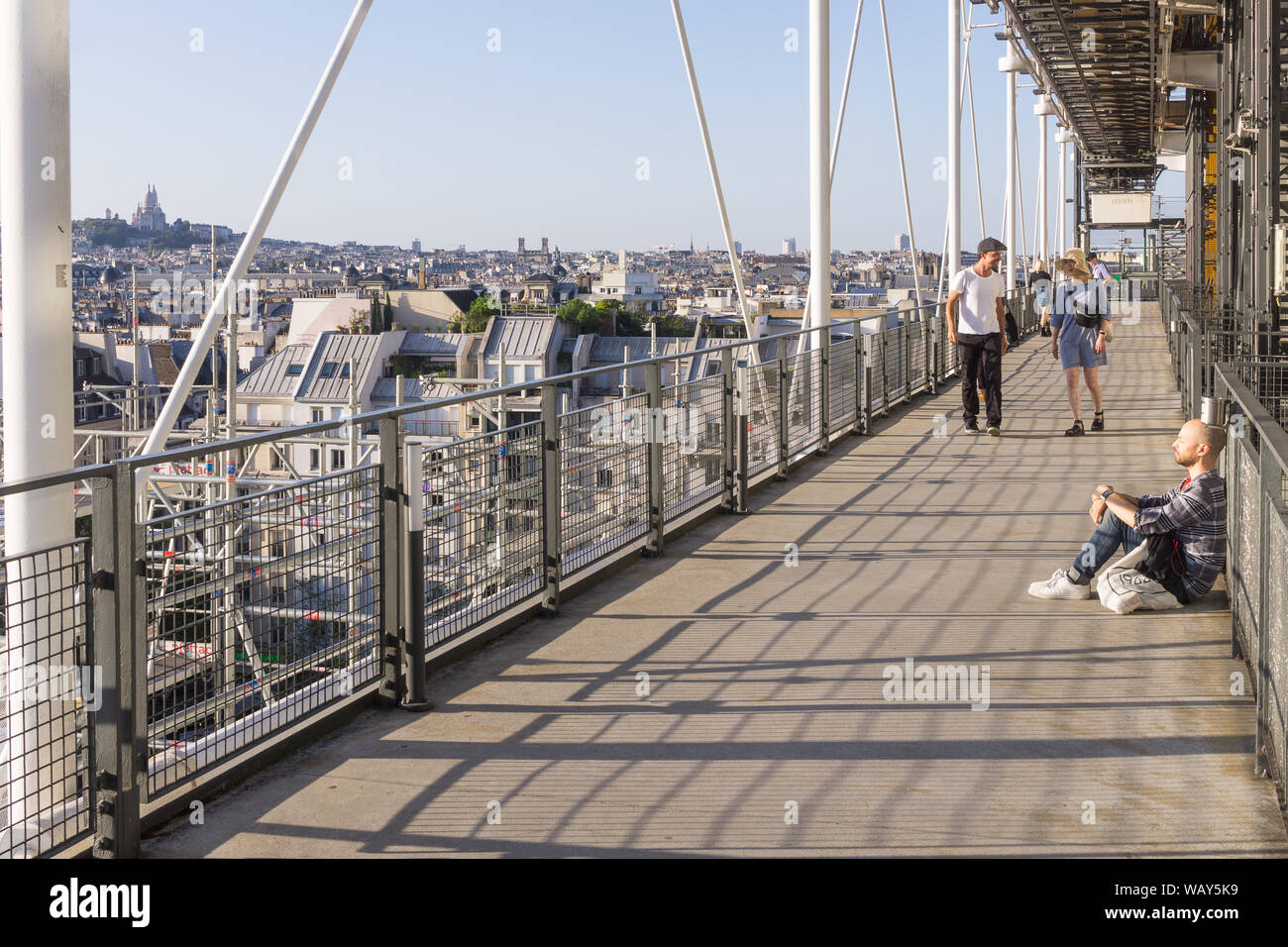 Centre Pompidou Paris - Les personnes bénéficiant de l'ensoleillement de l'après-midi sur la plate-forme du Centre Pompidou avec une vue aérienne de Paris. La France, l'Europe. Banque D'Images