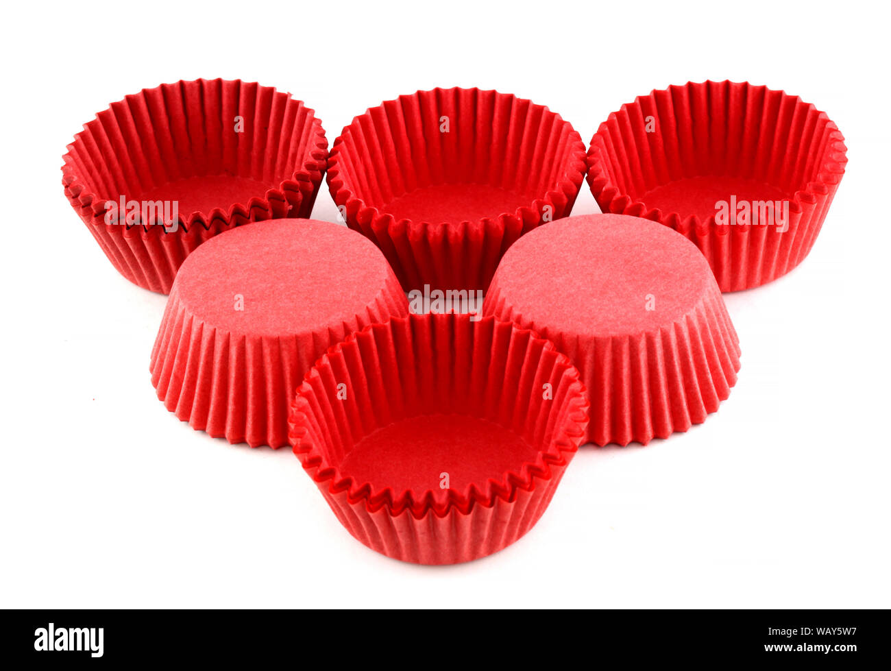 De cuisson en silicone rouge muffin et cupcake sur fond blanc. Moules pour doux et délicieux muffins. Les enfants les aiment. Banque D'Images