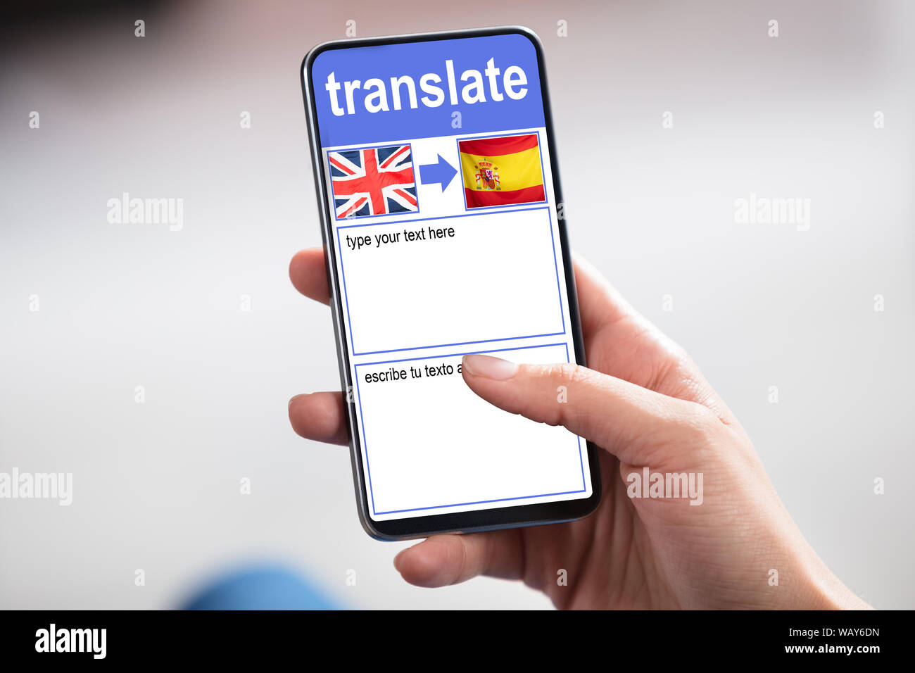 Personne Holding Smartphone montrant avec Application langue Translate drapeau du pays Banque D'Images