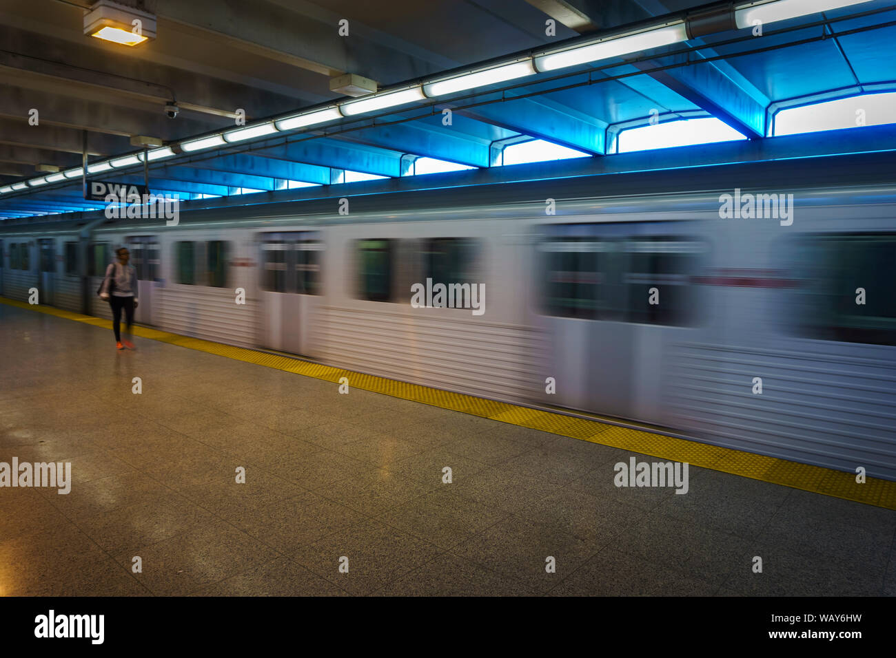 Métro station, Toronto - personne marchant sur la plate-forme à côté d'un train en mouvement Banque D'Images
