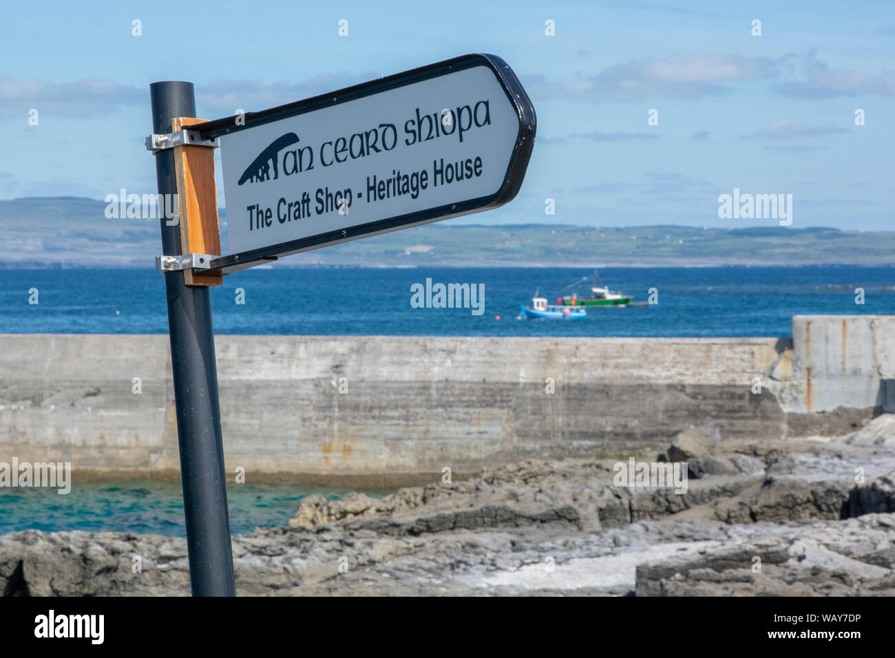 Inscrivez-vous dans la langue irlandaise à Inis Oirr, l'une des îles Aran, au large de la côte ouest de l'Irlande Banque D'Images