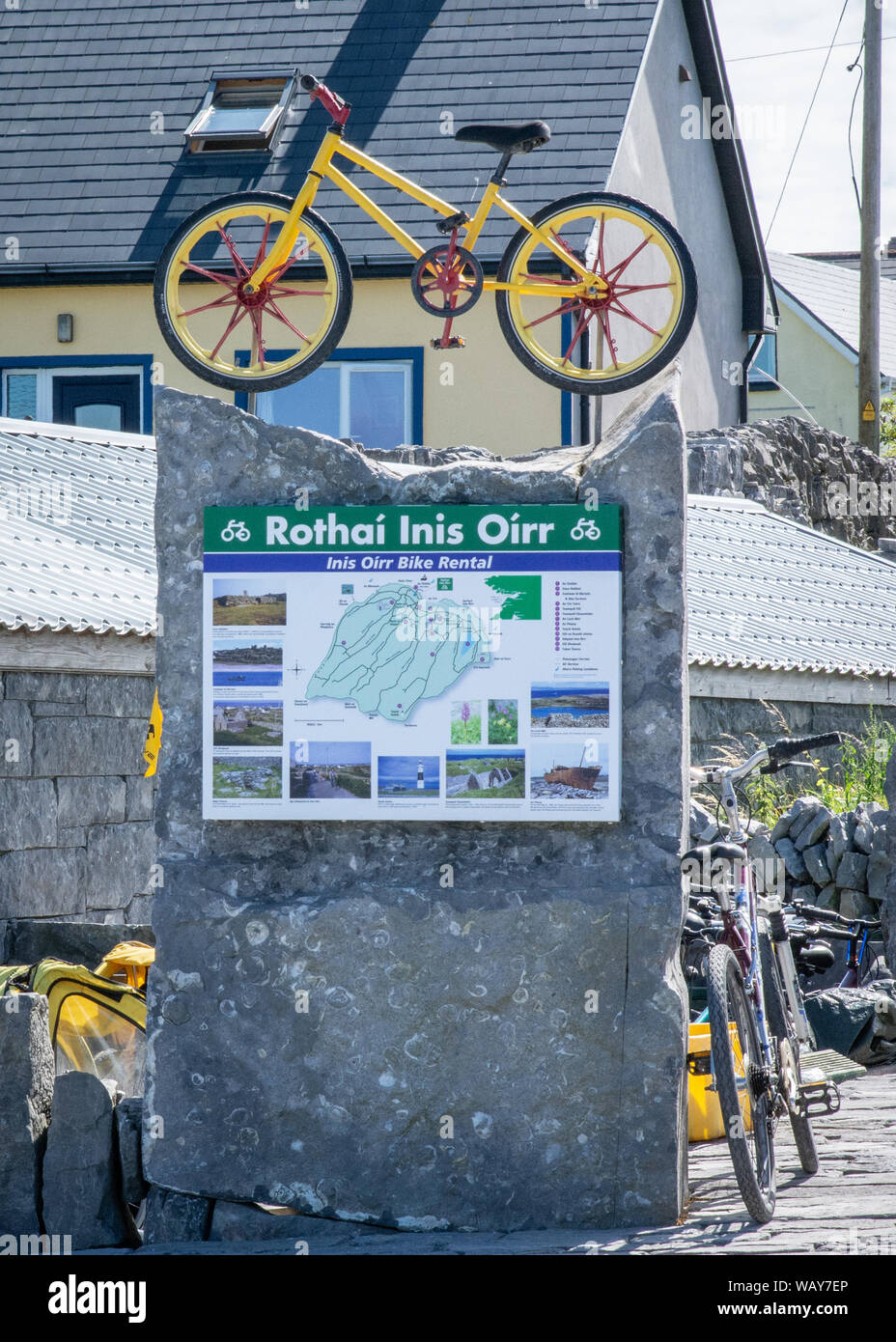Inscrivez-vous dans la langue irlandaise à Inis Oirr, l'une des îles Aran, au large de la côte ouest de l'Irlande Banque D'Images