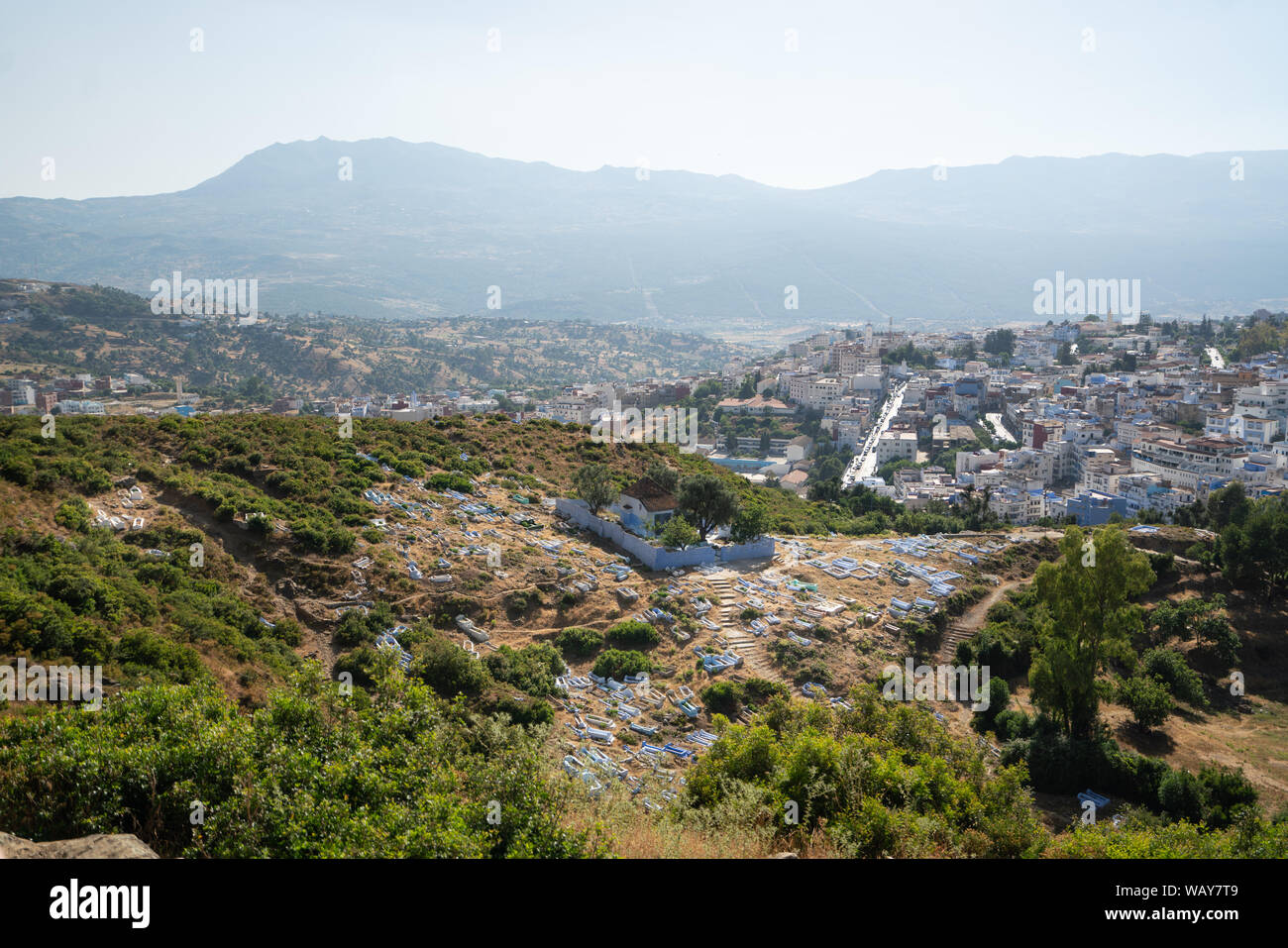 Avis de Chefchaouen. Cimetière au premier plan. Banque D'Images