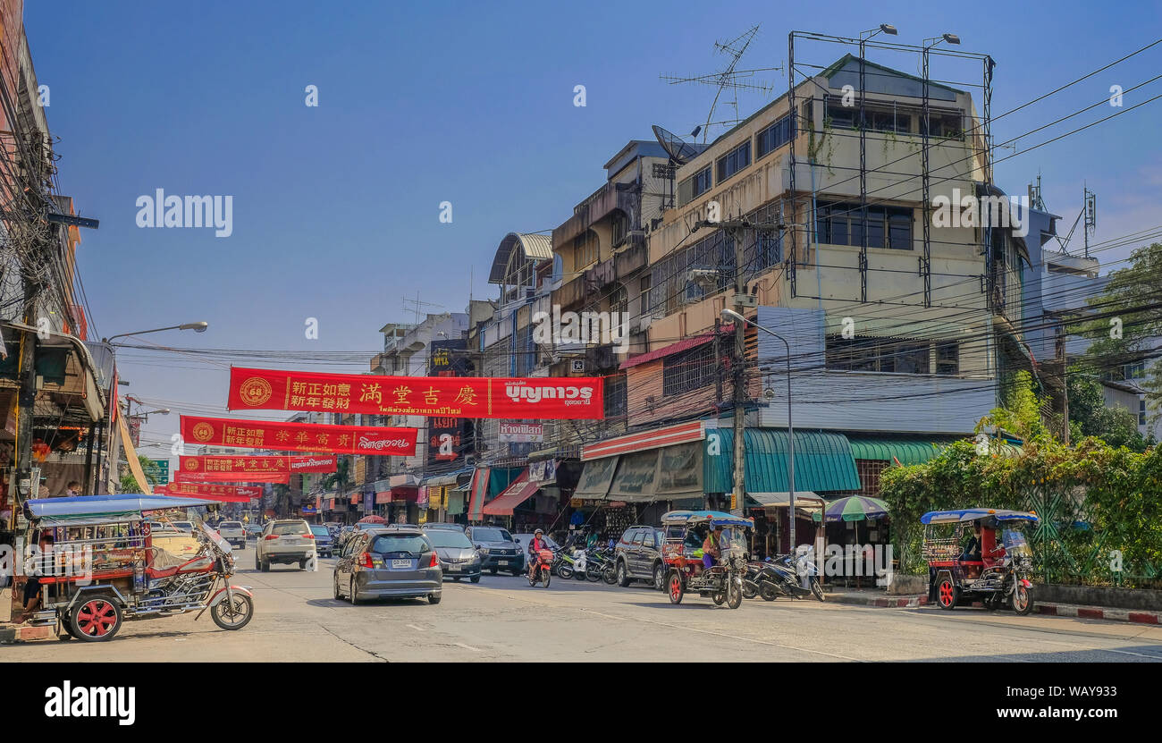 Udon Thani, Thaïlande - 6 Février, 2018 : Main street à Udon Thani avec bannières rouges au milieu de la rue Banque D'Images