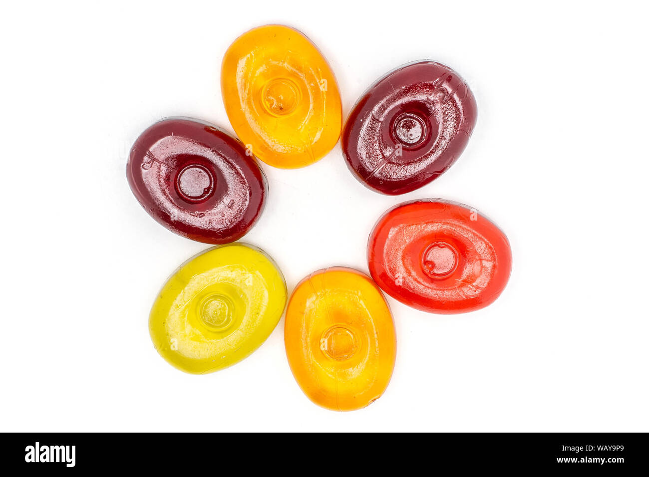 Tout groupe de 6 bonbons durs colorés de fleurs comme flatlay isolé sur fond blanc Banque D'Images