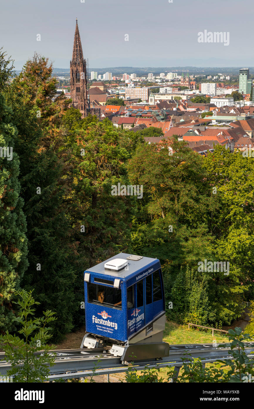 Fribourg en Brisgau, téléphérique, train de montagne, château sur la colline du château, derrière la tour de la cathédrale de Fribourg, Banque D'Images