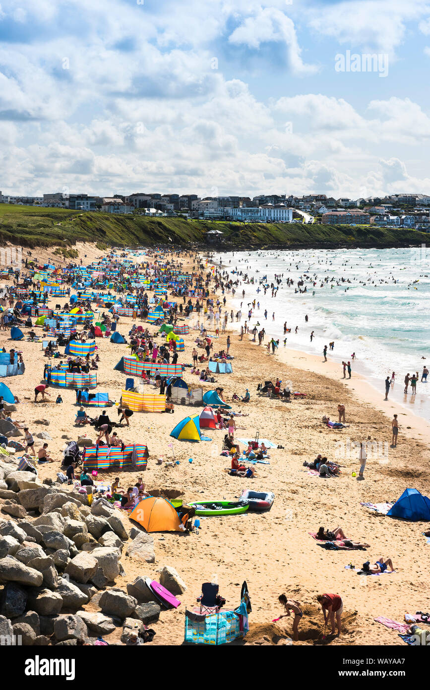 Vacanciers en vacances sur une plage ensoleillée de Fistral à Newquay, en Cornouailles. Banque D'Images