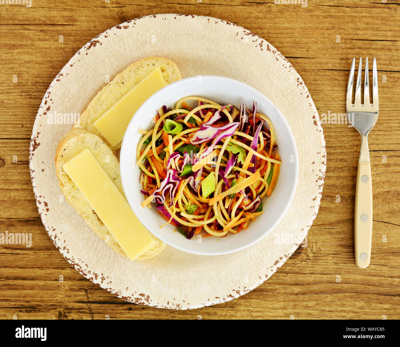 Salade de nouilles thaï, sauce aux arachides et des tranches de fromage cheddar sur tranches de pain à l'oignon frais généraux dans la composition. Concept de saine alimentation. Banque D'Images