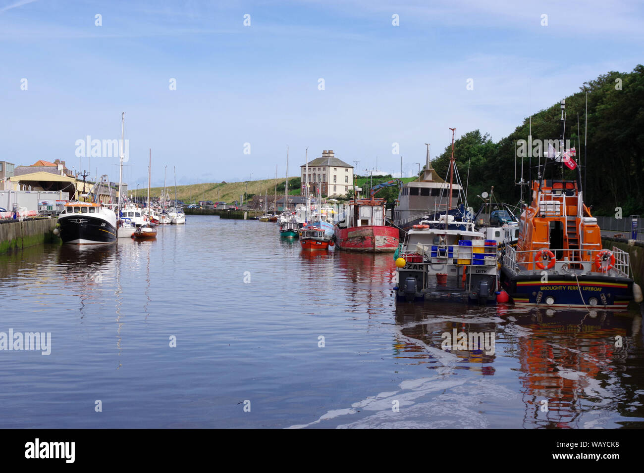 Divers navires amarrés dans le port de Eyemouth, une petite ville et une paroisse civile dans le Berwickshire, dans la région des Scottish Borders en Écosse. Banque D'Images