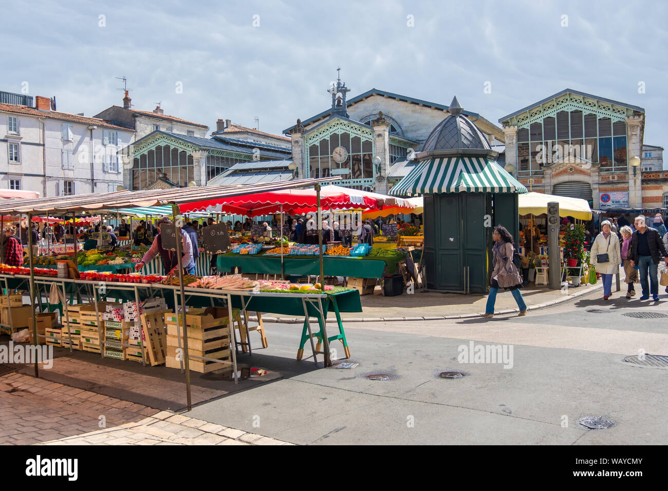 La Rochelle, France - May 08, 2019 : place du marché avec des stands, une galerie marchande, les vendeurs et les acheteurs à La Rochelle, France Banque D'Images