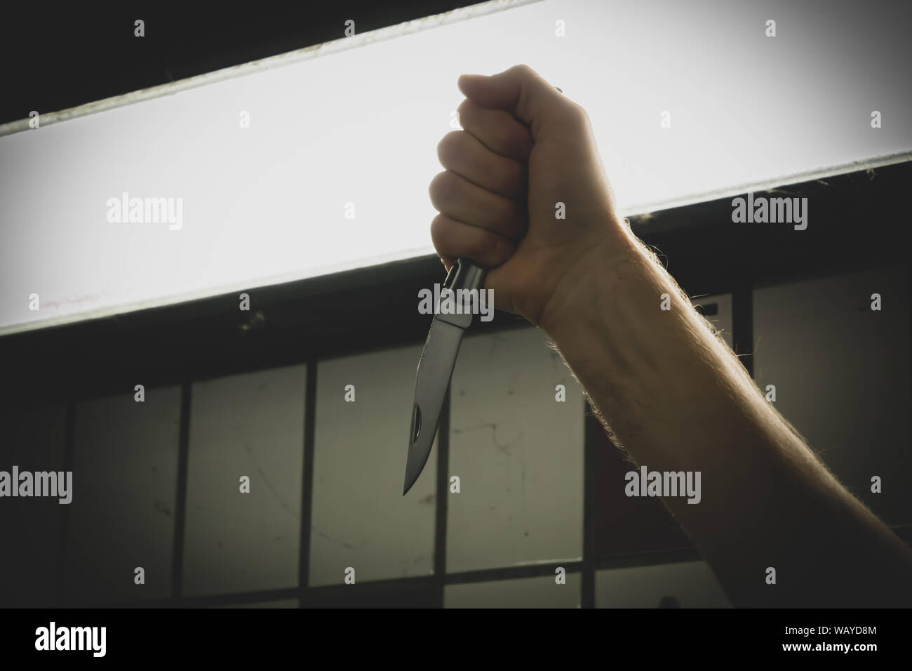 Homme dangereux meurtrier avec un couteau sur la main Banque D'Images