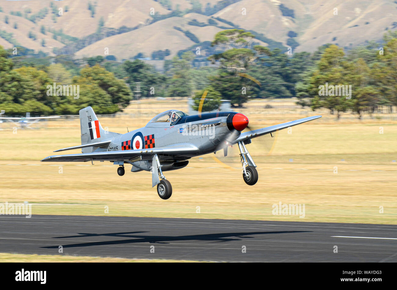 North American P-51 Mustang de la Deuxième Guerre mondiale avion de chasse à ailes au-dessus de l'Aérodrome de capot, airshow Wairarapa, Masterton, Nouvelle-Zélande. Taking off Banque D'Images