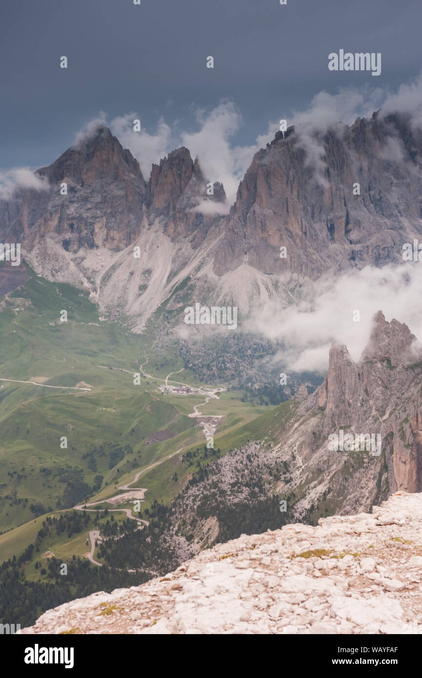 Le Sass Pordoi au Tyrol du Sud, Italie Banque D'Images