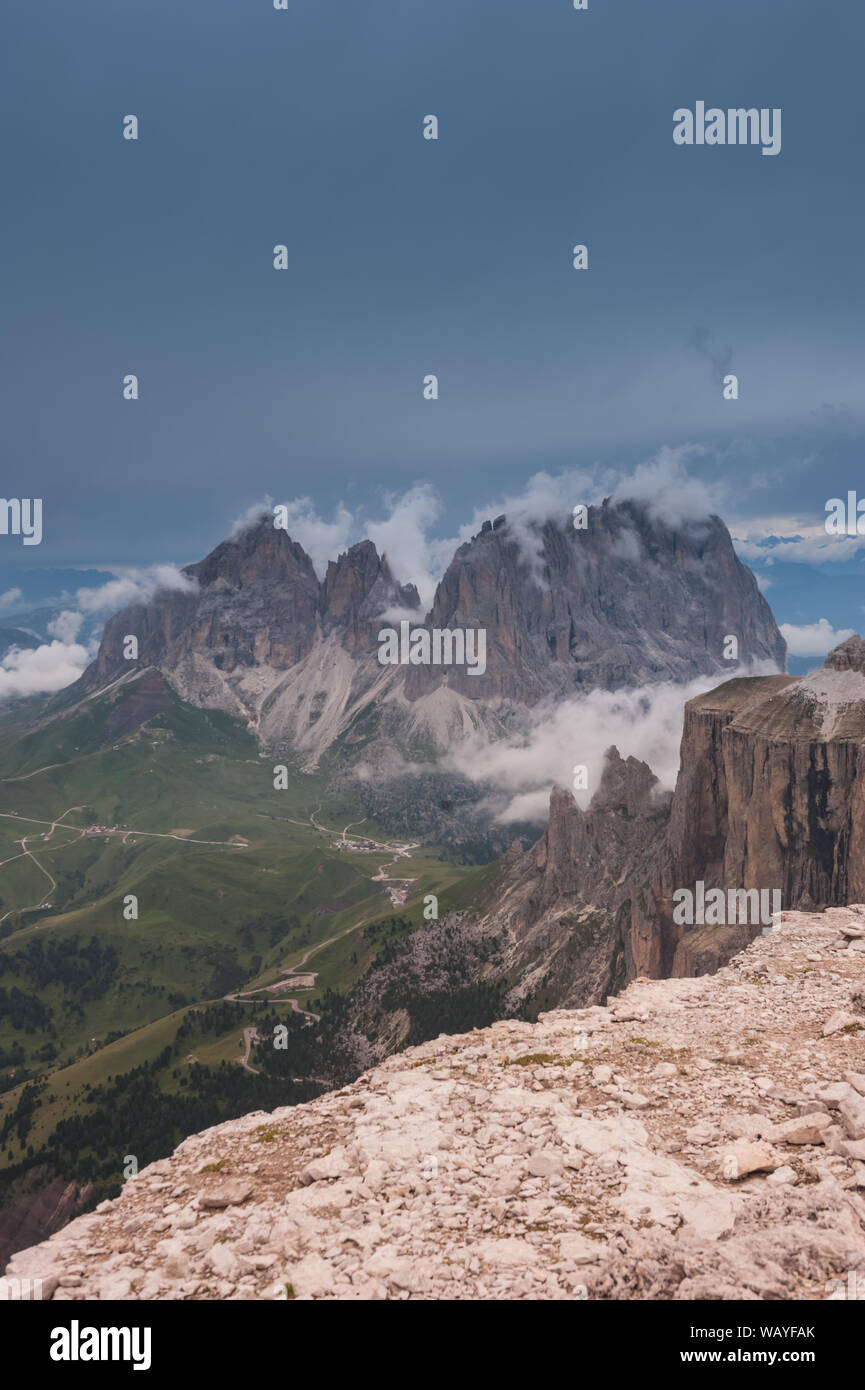 Le Sass Pordoi au Tyrol du Sud, Italie Banque D'Images