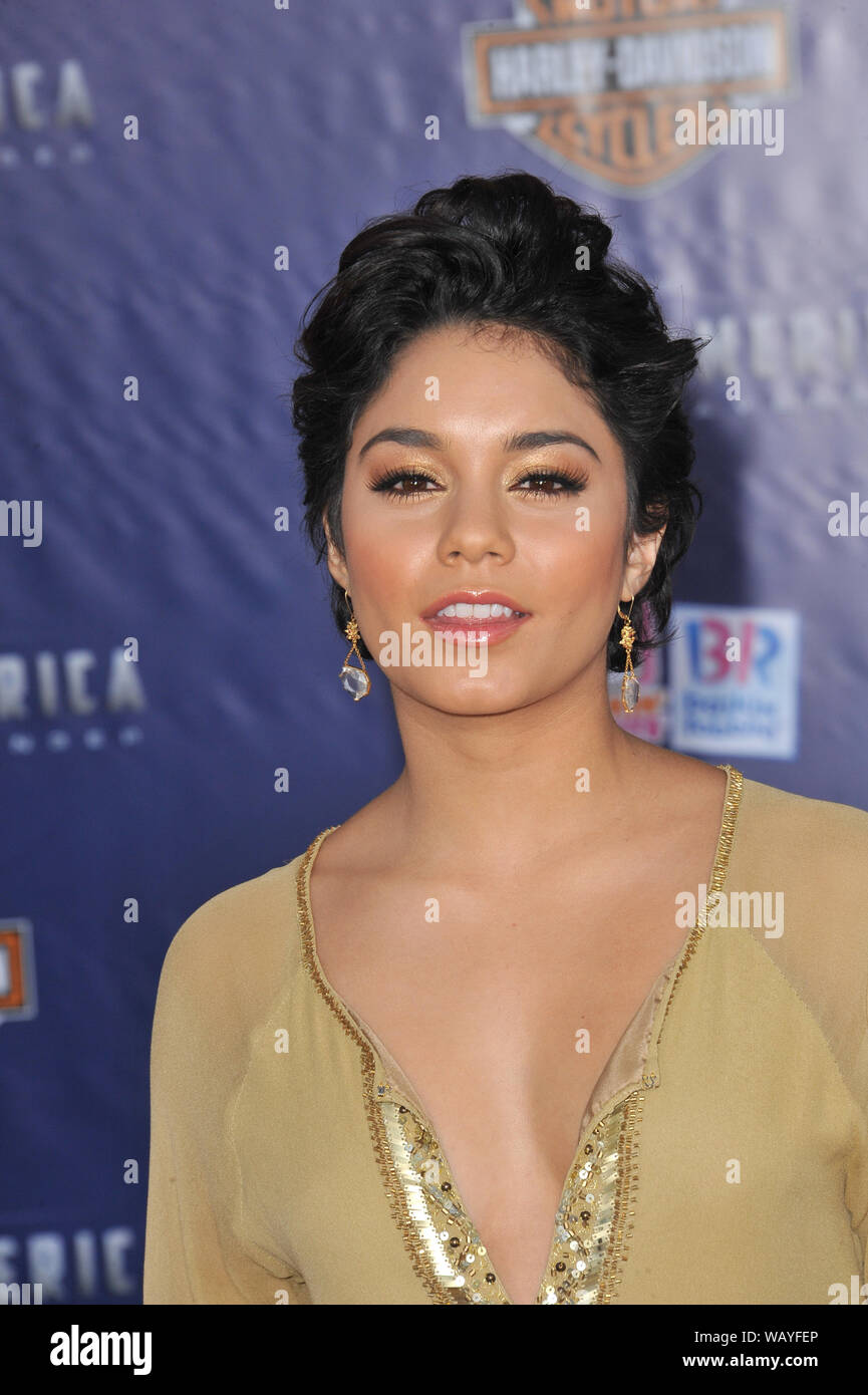 LOS ANGELES, CA. 19 juillet 2011 : Vanessa Hudgens à la première de "Capitaine America : le premier vengeur" au El Capitan Theatre, à Hollywood. © 2011 Paul Smith / Featureflash Banque D'Images
