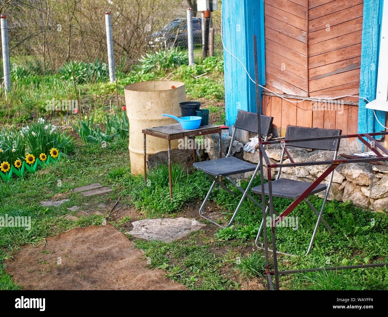 Dans la cour d'une maison de village au printemps, Russie Banque D'Images