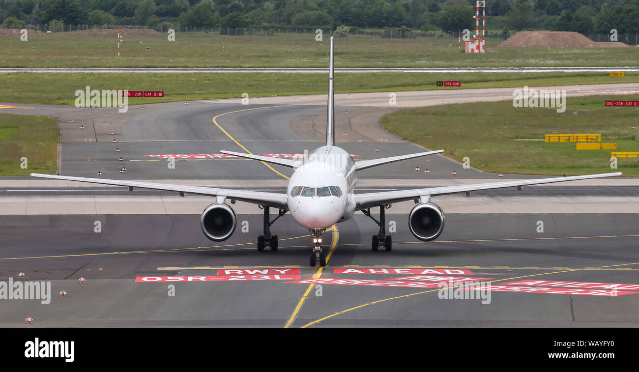 DUSSELDORF, ALLEMAGNE - le 26 mai 2019 : Titan Airways Boeing 757-256 CN (29308) taxi à l'aéroport de Düsseldorf. Banque D'Images