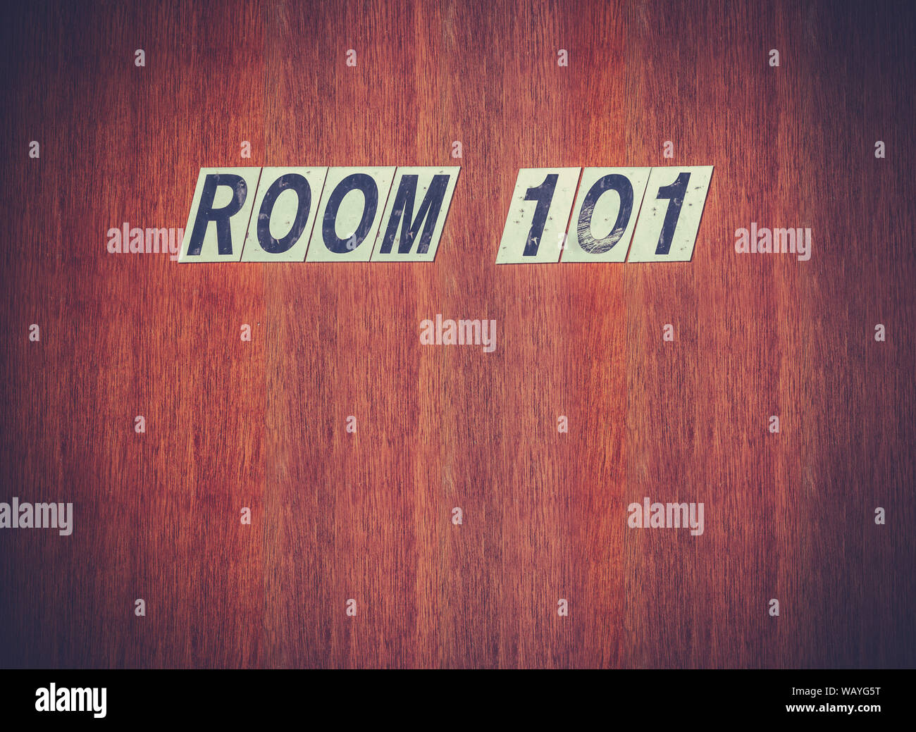 La peur d'une image conceptuelle Grungy vieille porte avec une chambre 101 Sign Banque D'Images