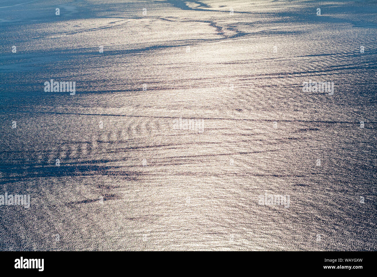 Réflexions de la lumière du soleil à la surface de l'eau de mer vagues Banque D'Images