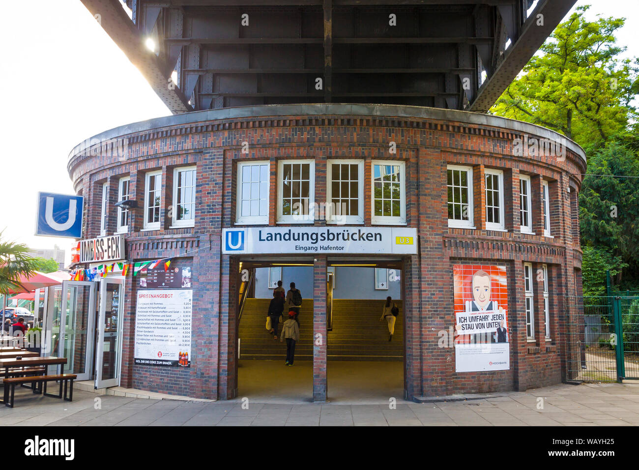 Façade d'Landungsbruecken U-Bahn la plus proche dans la ville de Hambourg, Allemagne Banque D'Images