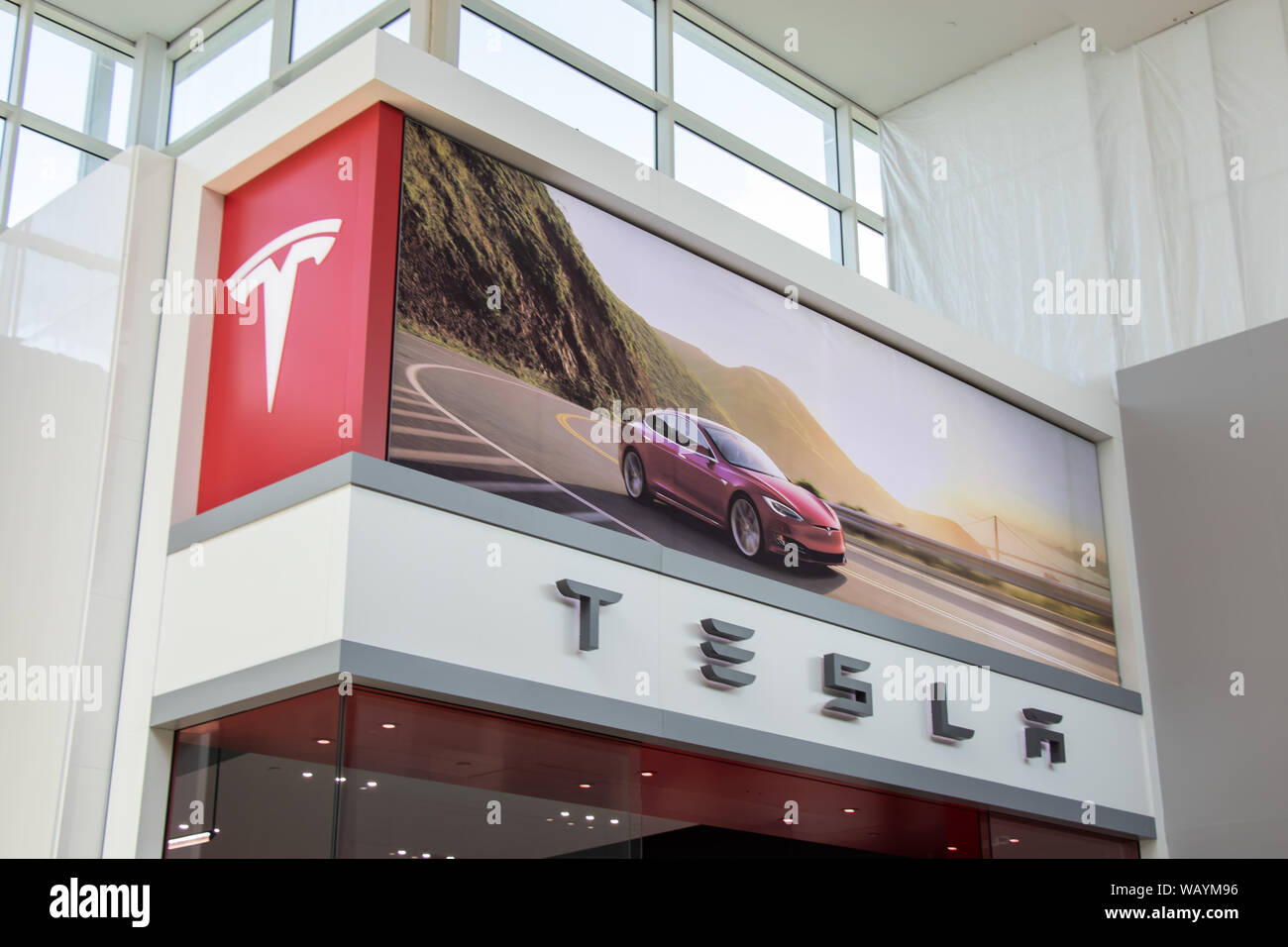 L'avant du magasin/Showroom Tesla à Toronto's centre commercial Yorkdale. Banque D'Images