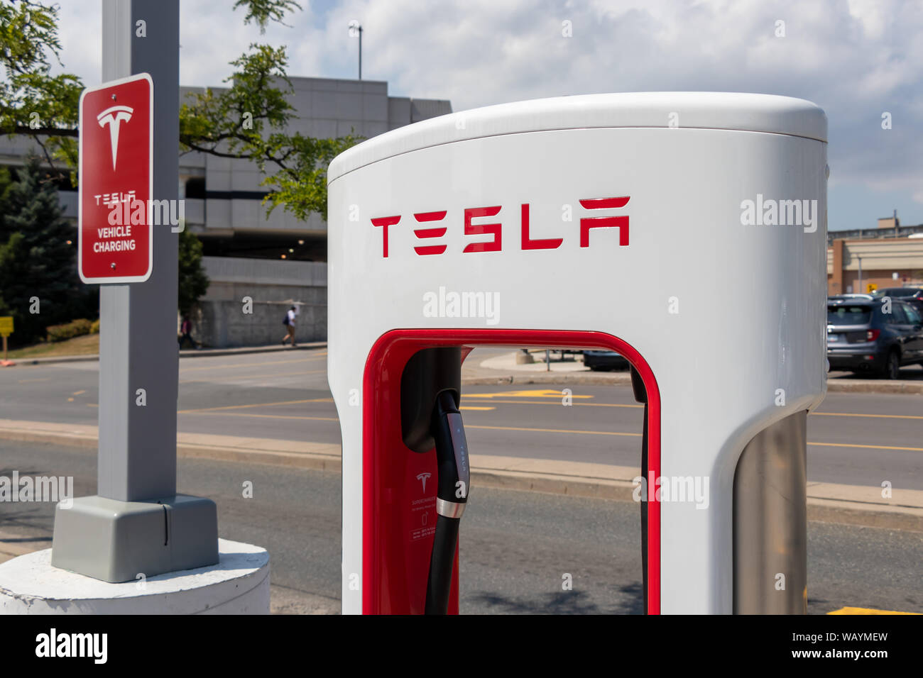 Haut de Tesla Tesla avec décrochage compresseur signe à côté de charge du véhicule. Banque D'Images Haut de Tesla Tesla avec décrochage compresseur signe à côté de charge du véhicule. Banque D'Images