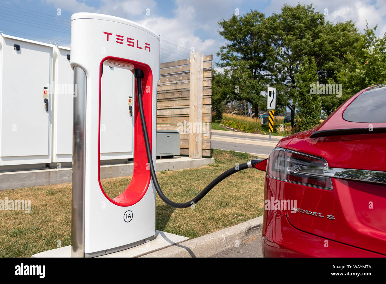 Tesla Model S est connecté à la station de compresseur Tesla aux beaux jours. Banque D'Images