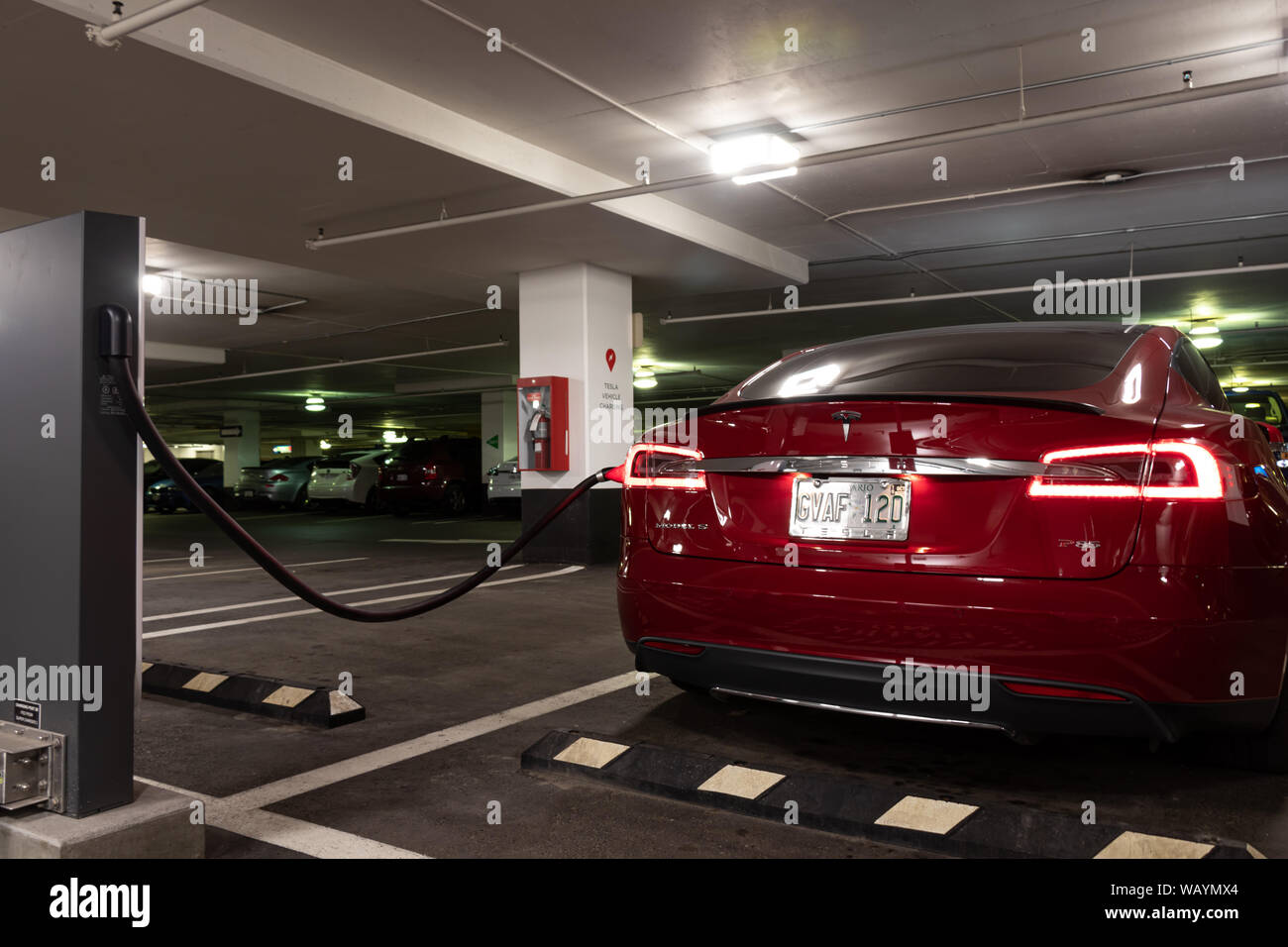 Tesla Model S est connecté à l'Urbain Tesla Supercharger dans garage à Toronto Eaton Centre. Banque D'Images
