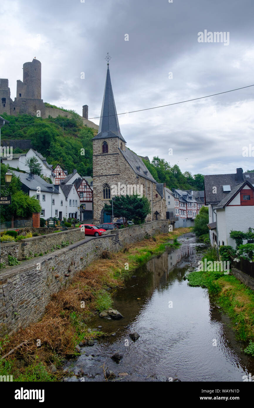 La belle et pittoresque village de Monreal Lowenburg avec le château en arrière-plan dans la région de l'Eifel, Allemagne Banque D'Images