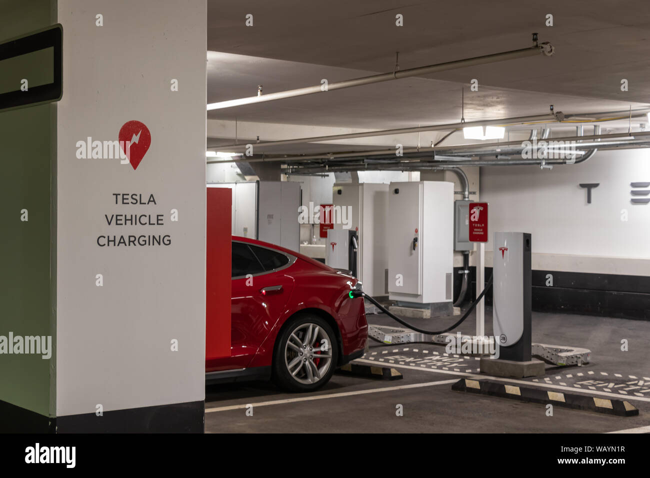 Recharge de véhicules Tesla signe sur poster dans parking couvert à Tesla Supercharger urbain à Toronto's Easton Centre Mall. Banque D'Images Recharge de véhicules Tesla signe sur poster dans parking couvert à Tesla Supercharger urbain à Toronto's Easton Centre Mall. Banque D'Images