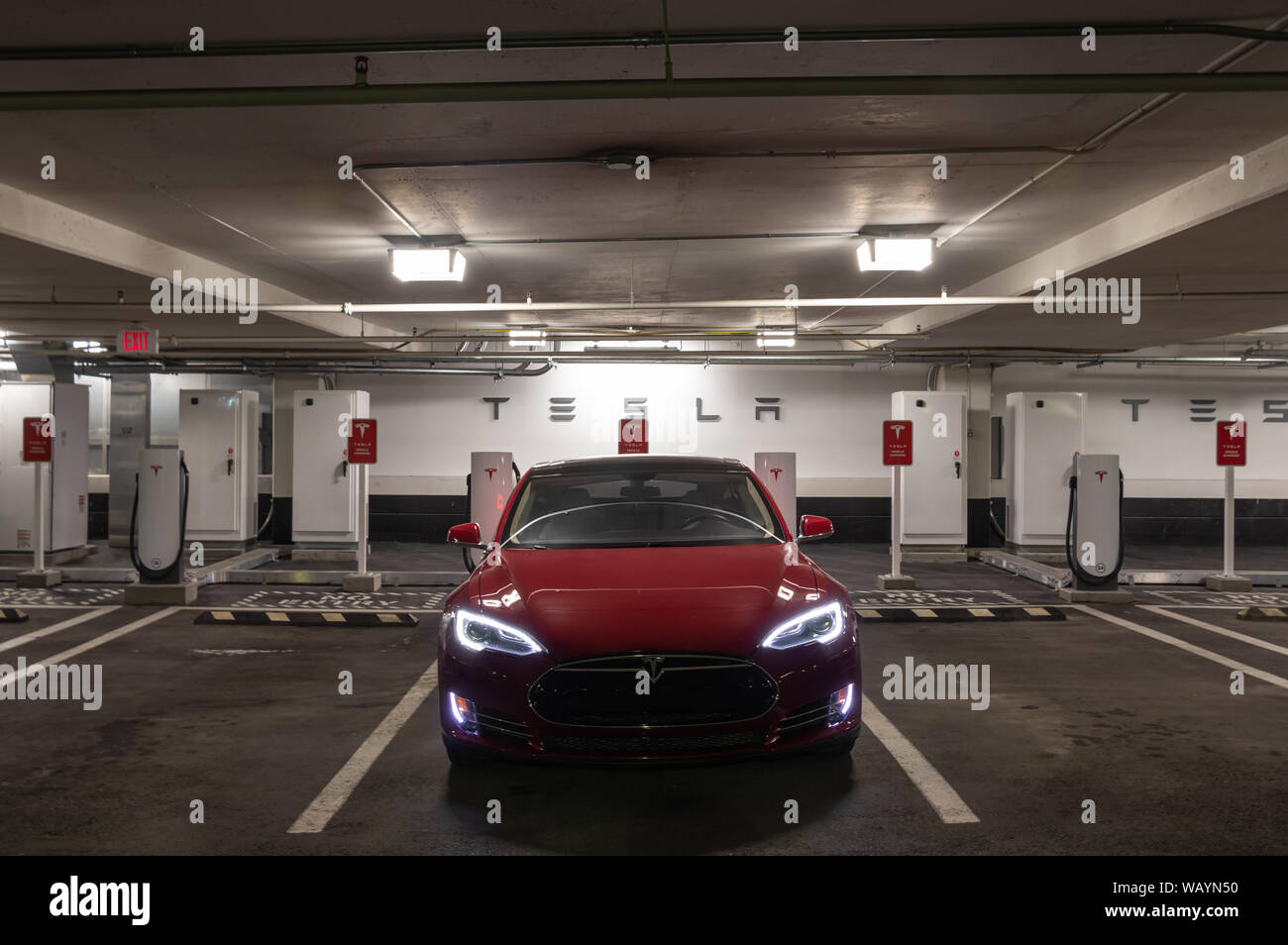 Tesla Model S et de charge en stationnement dans un garage de stationnement Tesla Supercharger Station à Toronto's Easton Centre Mall. Banque D'Images
