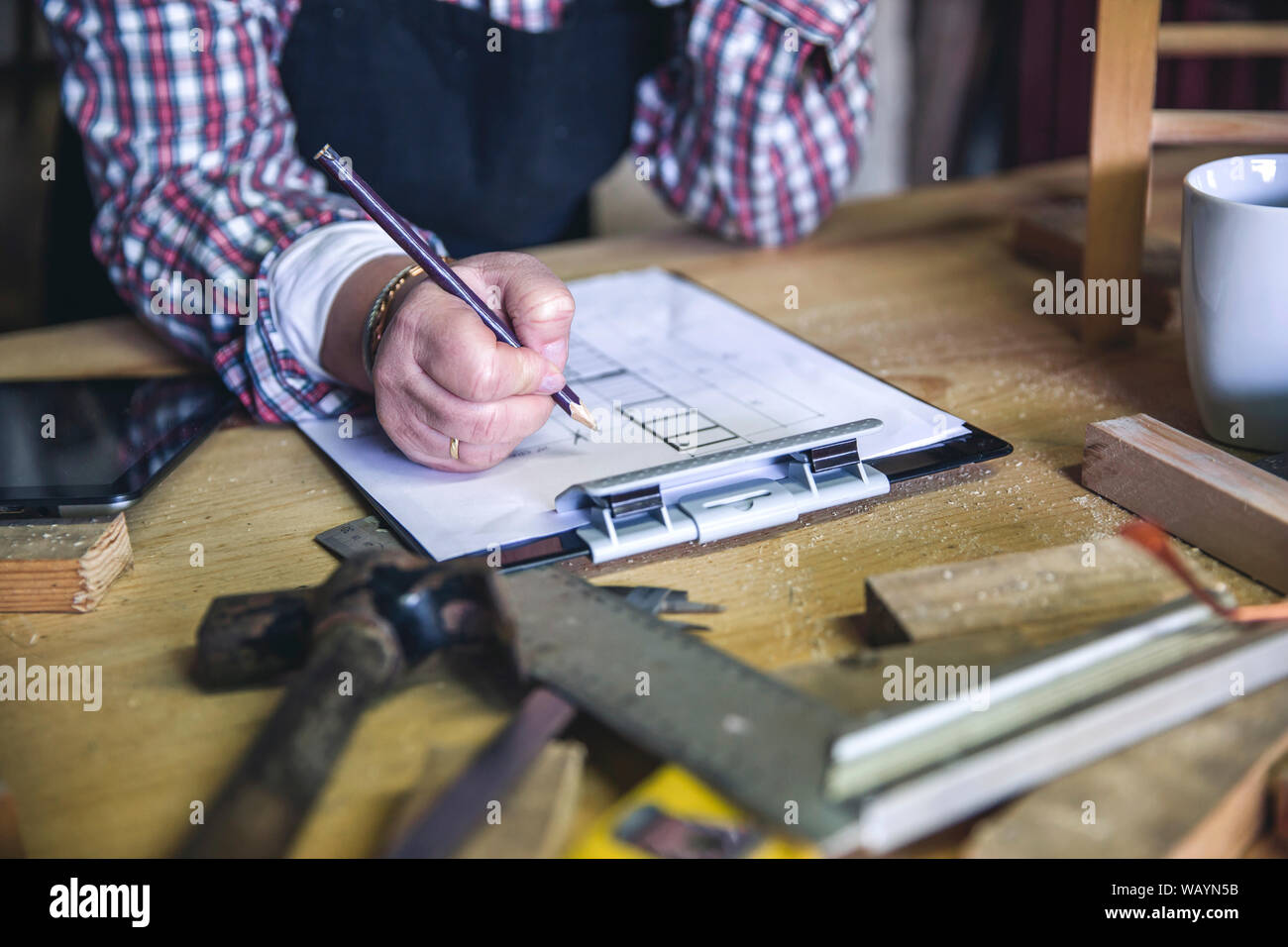 Female Carpenter dans son atelier Banque D'Images