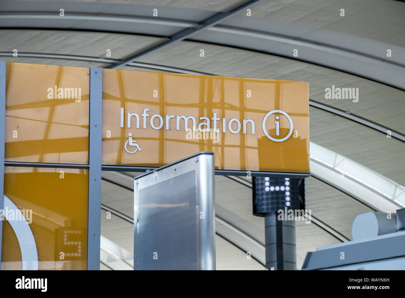 Bureau d'informations du signe au-dessus de terminal de l'aéroport. Banque D'Images