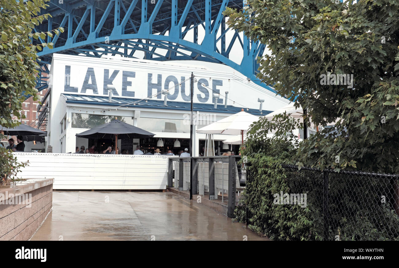 Lindey's Lake House restaurant et bar après une pluie estivale dans le quartier Flats East Bank de Cleveland, Ohio, États-Unis. Banque D'Images