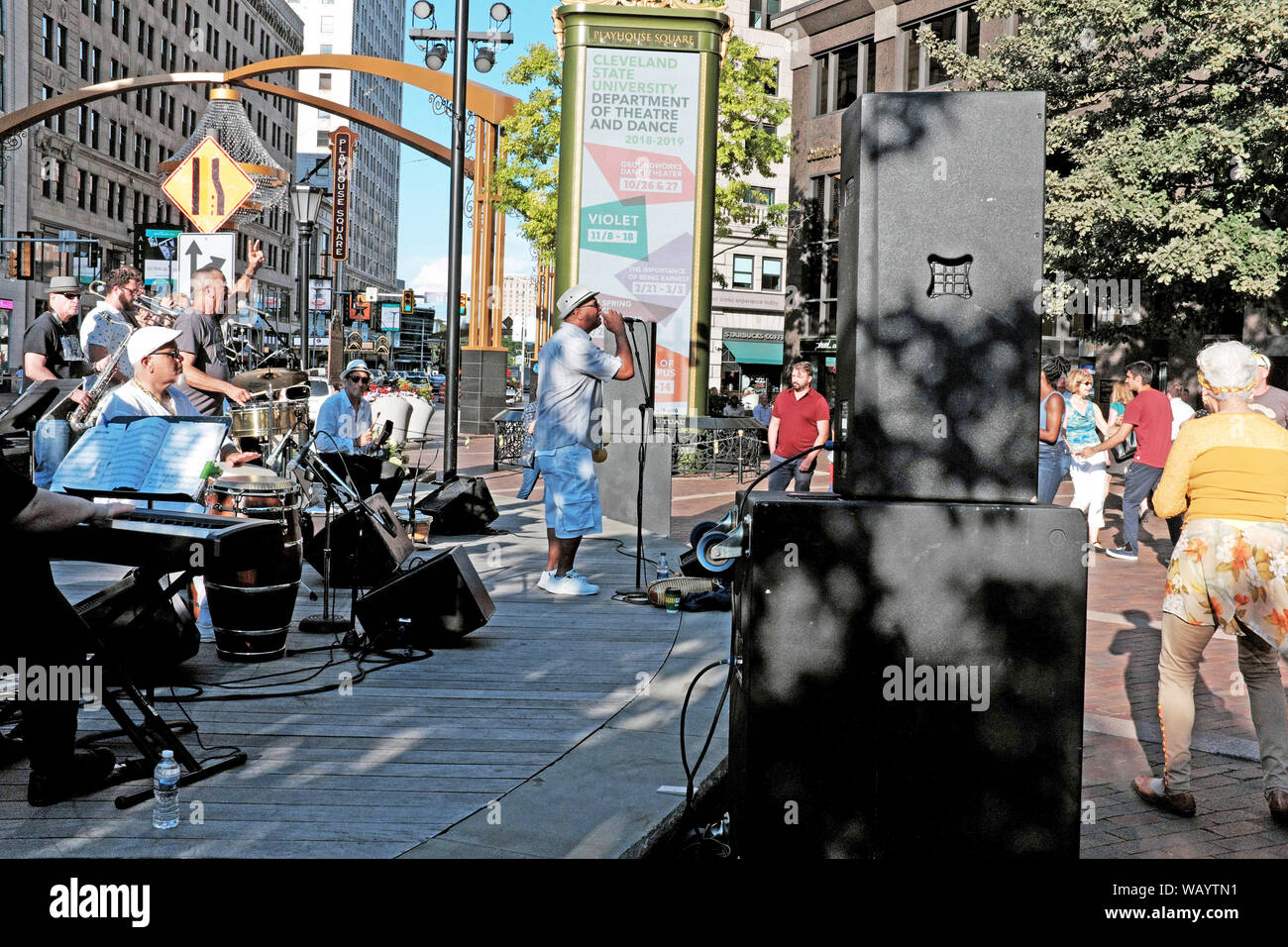 La série de concerts d'été « Dancing Under the Stars » a lieu chaque semaine à l'U.S. Bank Plaza dans le quartier Playhouse Square Theater de Cleveland, Ohio. Banque D'Images