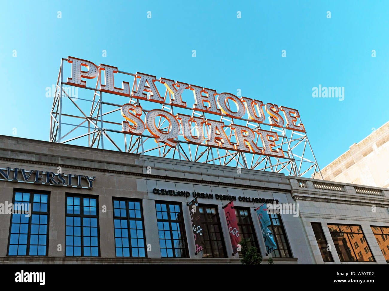 Le panneau rétro du quartier des théâtres Playhouse Square se trouve au-dessus des bâtiments Cowell et Hubbard et Woolworth dans le centre-ville de Cleveland, Ohio, États-Unis. Banque D'Images