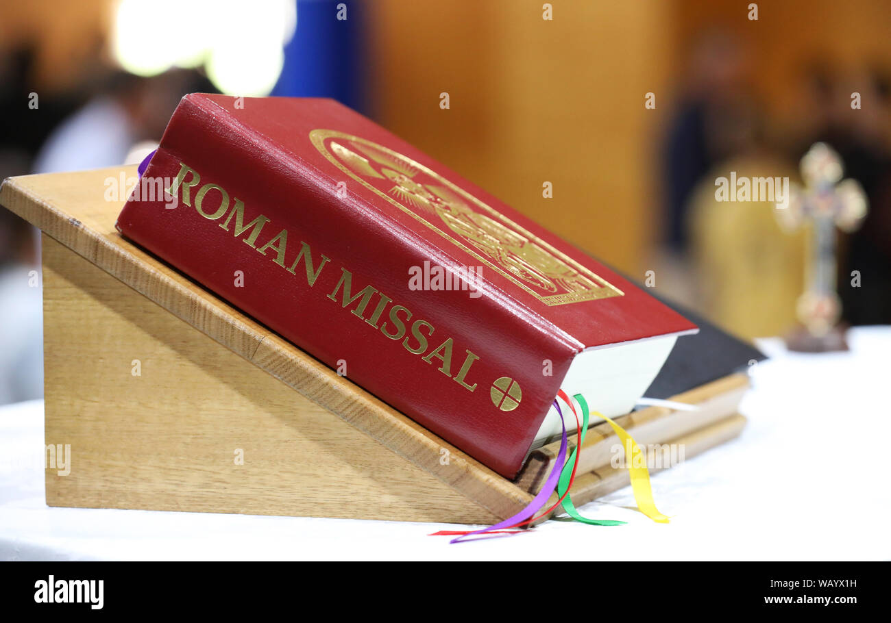 Un close up image du livre religieux catholique le Missel Romain utilisé à la messe et la liturgie par le prêtre à l'autel. Objets de la prière et la foi Banque D'Images