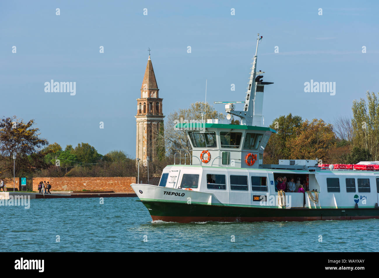 Tour de l'église de Chiesa di San Michele Arcangelo di l'île de Mazzorbo, Mazzorbo, & un vaporetto, à partir de l'île de Burano, Laguna Veneto, Italie Banque D'Images