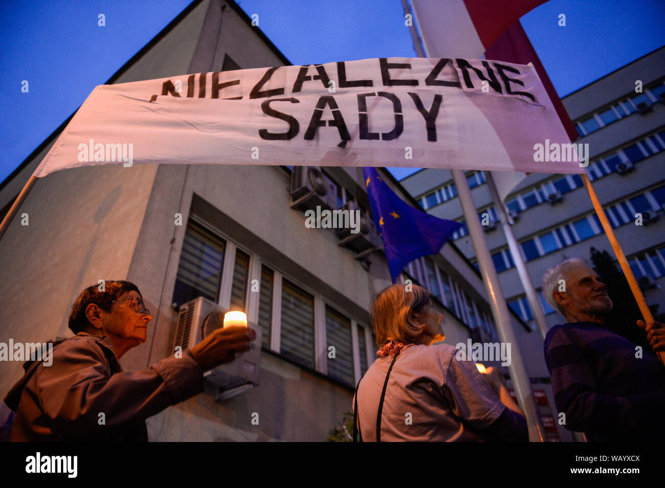 Une femme tient une bougie devant la cour de Cracovie au cours d'une protestation contre le harcèlement des juges sélectionnés par un fonctionnaire du ministère de la Justice.Le 19 août, le site web d'information polonais onet.pl, a publié un rapport alléguant que Vice-Ministre de la Justice, Lukasz Piebiak "organisé et contrôlé" une campagne en ligne contre la tête de Iustitia, une organisation judiciaire défavorable aux réformes entreprises par le gouvernement du système judiciaire. Le même jour, sous-ministre de la Justice, Lukasz Piebiak a démissionné de son poste dans le parti conservateur Droit et Justice. Banque D'Images