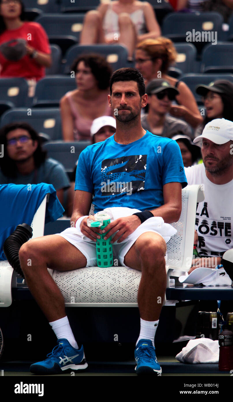 Flushing Meadows, New York, United States - 21 août 2019. Novak Djokovic la Serbie prend une pause tout en pratiquant au Centre National de Tennis à Flushing Meadows, New York en préparation pour l'US Open qui débute lundi prochain. Crédit : Adam Stoltman/Alamy Live News Banque D'Images