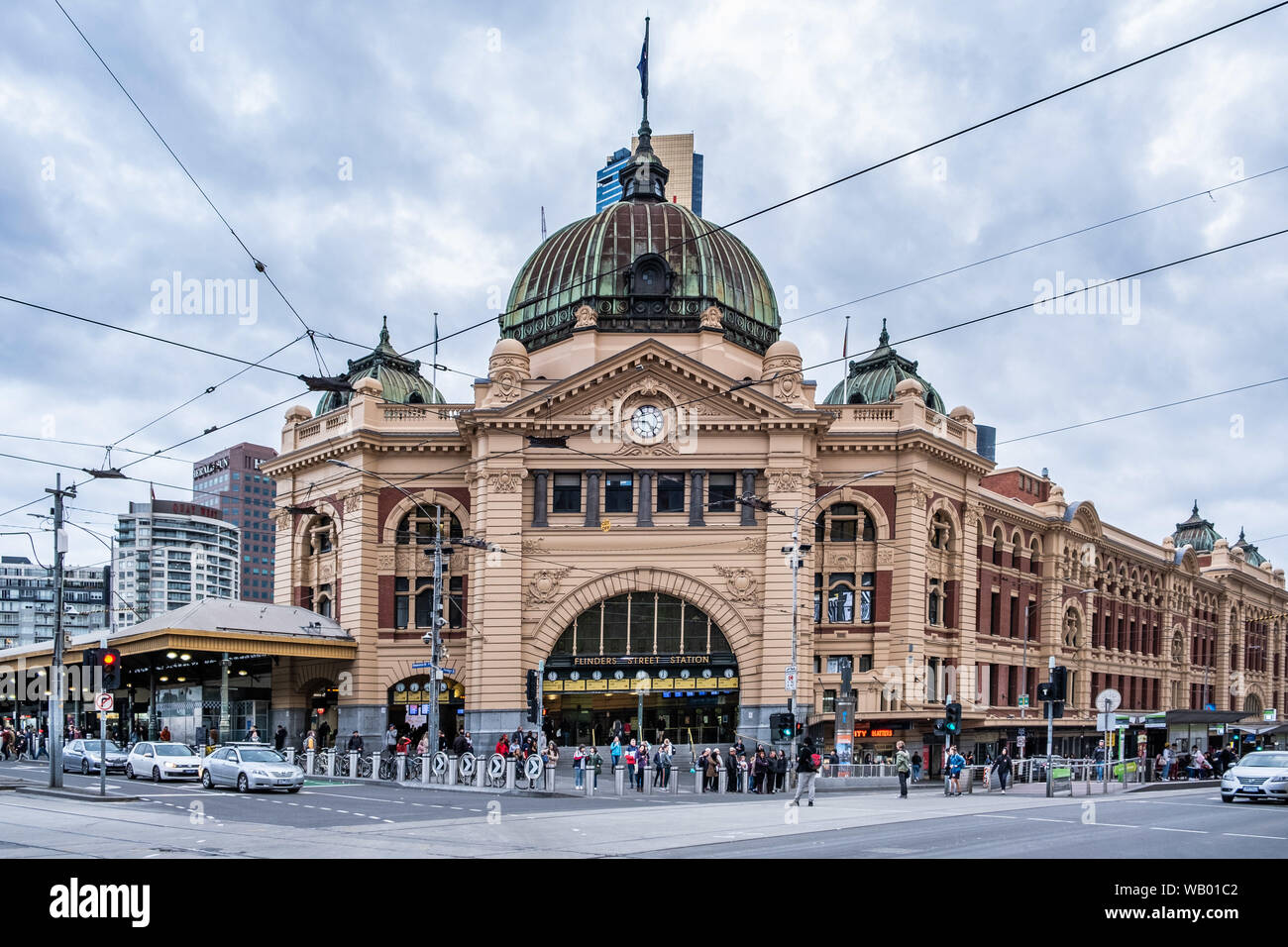 Melbourne, Australie - le 28 juillet 2019 : busy intersection en face de la gare de Flinders Street entrée principale Banque D'Images