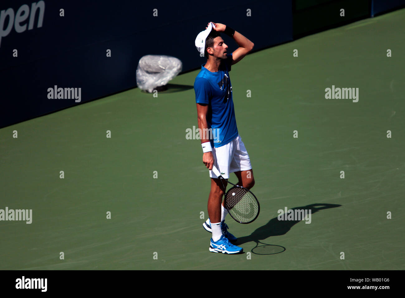 Flushing Meadows, New York, United States - 21 août 2019. Novak Djokovic la Serbie de tente pour combattre la chaleur tout en pratiquant au Centre National de Tennis à Flushing Meadows, New York en préparation pour l'US Open qui débute lundi prochain. Crédit : Adam Stoltman/Alamy Live News Banque D'Images