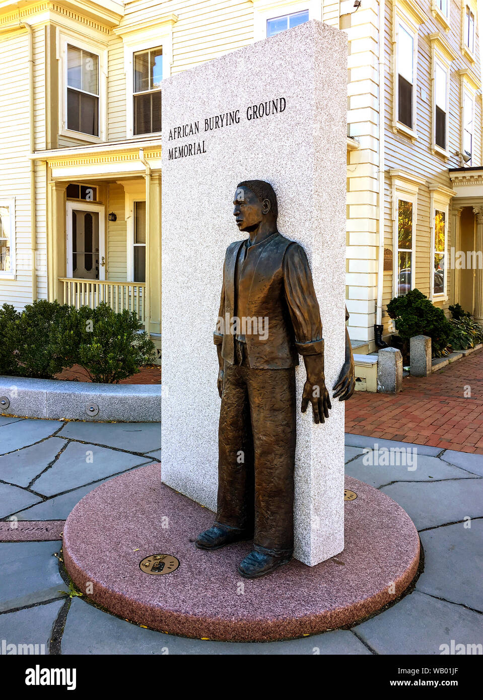 Portsmouth, NH / USA - Oct 16, 2018 : Avis d'un homme représentant le premier esclave de la ville d'un côté de l'Afrique de Portsmouth Burying Ground Memorial. Banque D'Images