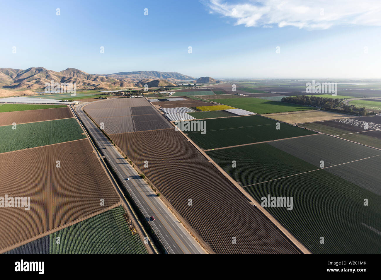 Vue aérienne de champs agricoles du Sud, Lewis Road et le Santa Monica montagnes près de Camarillo de beau comté de Ventura, en Californie. Banque D'Images
