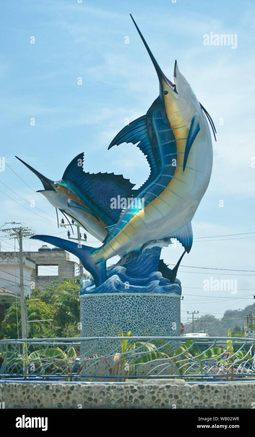 Poisson marlin espadon Pez Vela sculpture sur la rue dans une ville par la plage à l'extérieur d'un restaurant bar hotel Banque D'Images